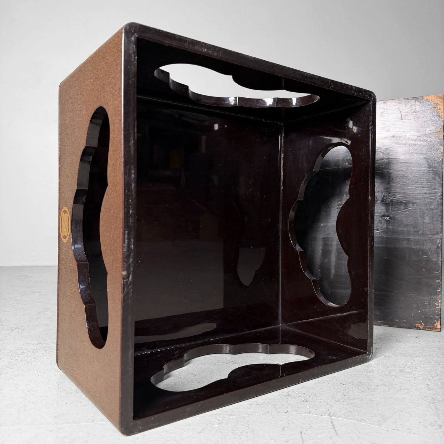 Japanse Gelakte Jubako-dai Displaytafel met Gouden Kamon, 1920s