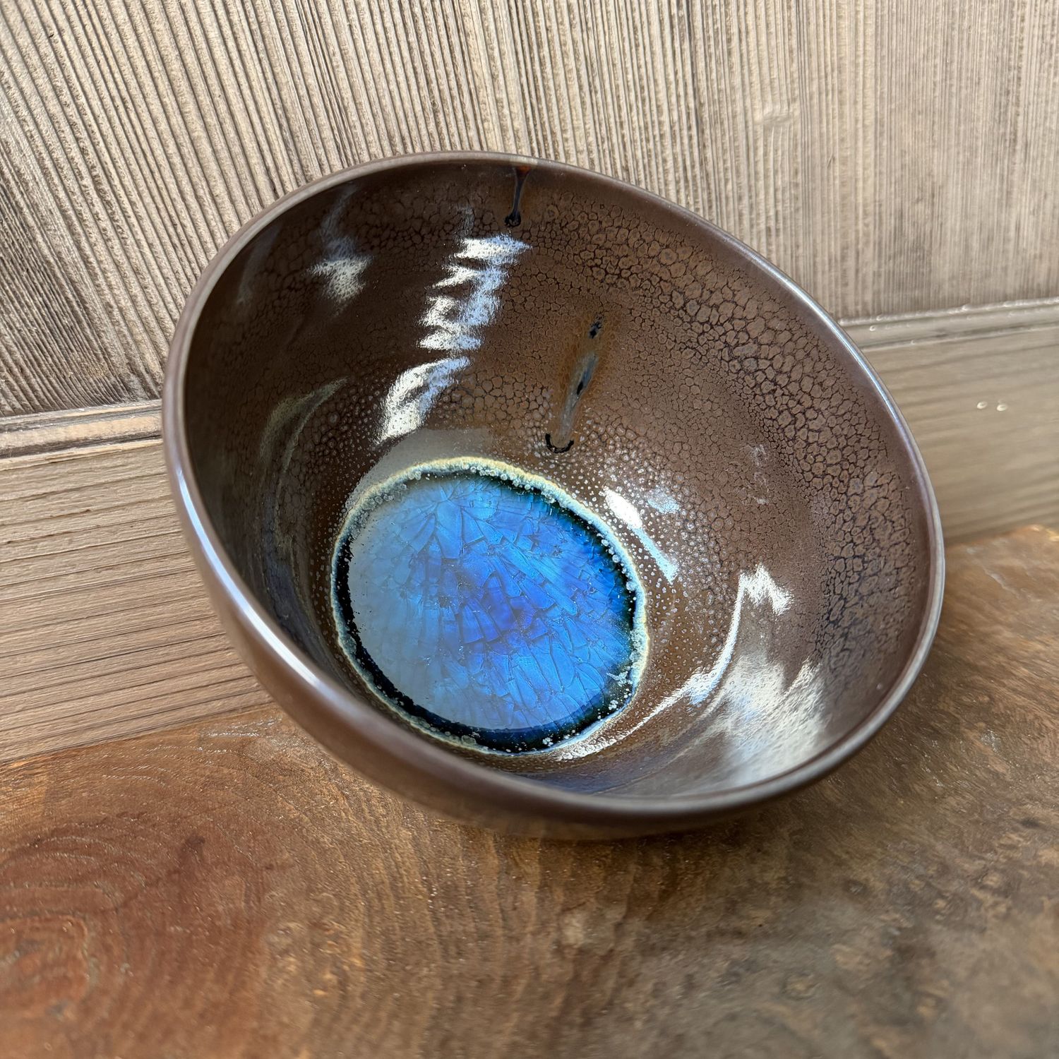 Japanse Matcha Kom, Tenmoku-stijl met Diepblauw Glazuurpool, 1970s
