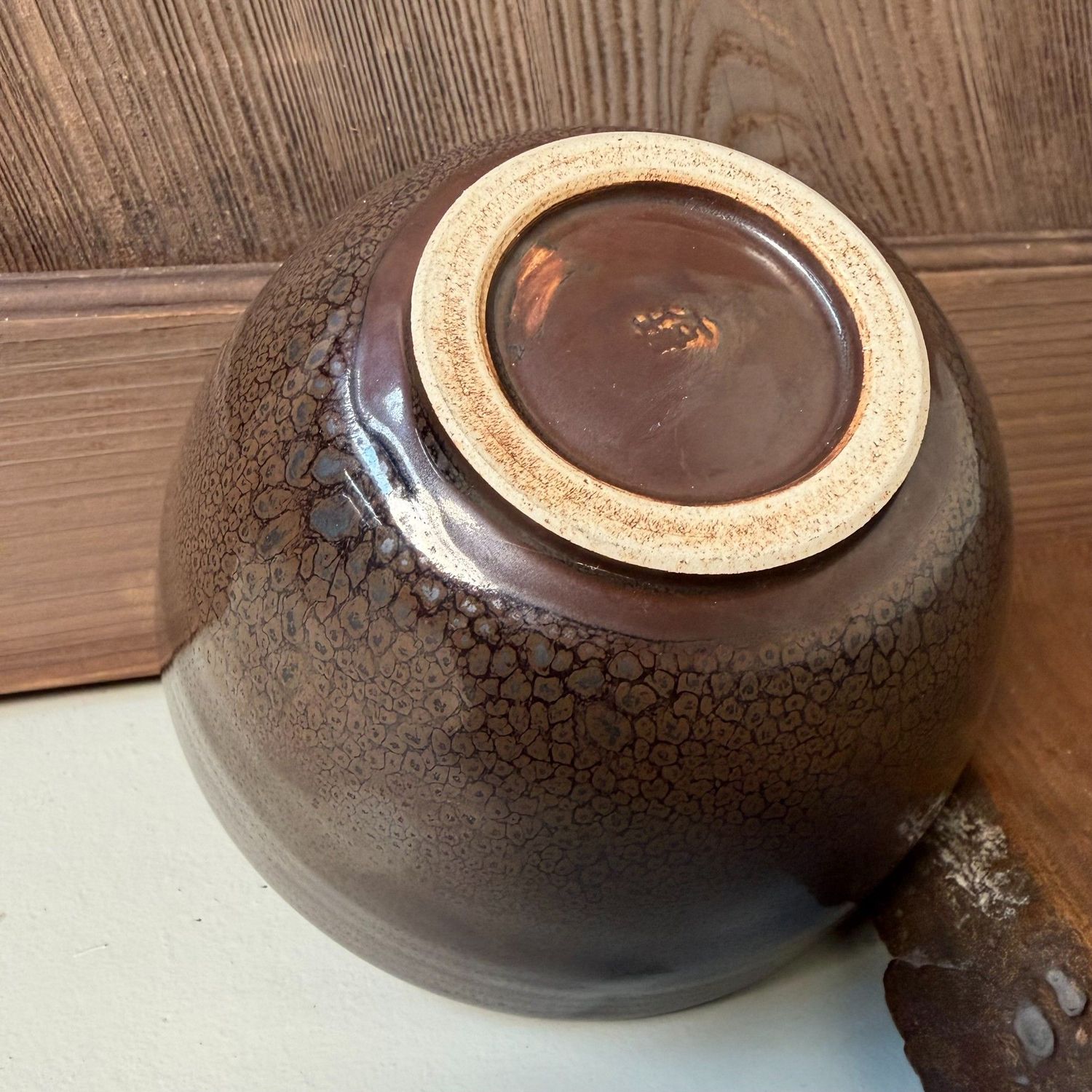 Japanse Matcha Kom, Tenmoku-stijl met Diepblauw Glazuurpool, 1970s