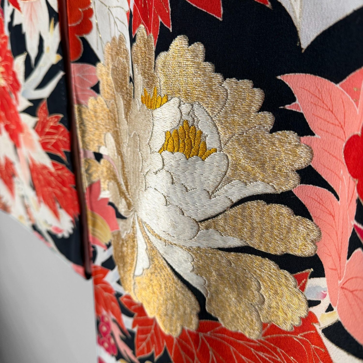 Kleurrijke Japanse Furisode Kimono met Borduurwerk, Zijde, 1950s
