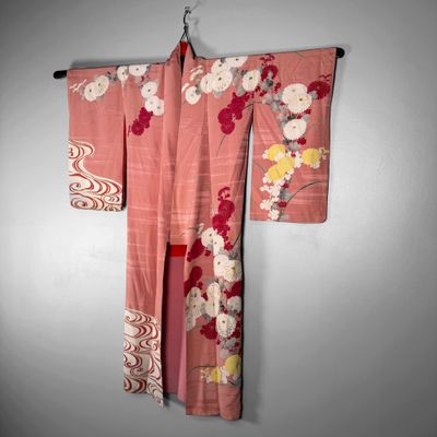 Zalmroze Japanse Zijde Kimono, Chrysanten en Borduuraccenten, 1950s