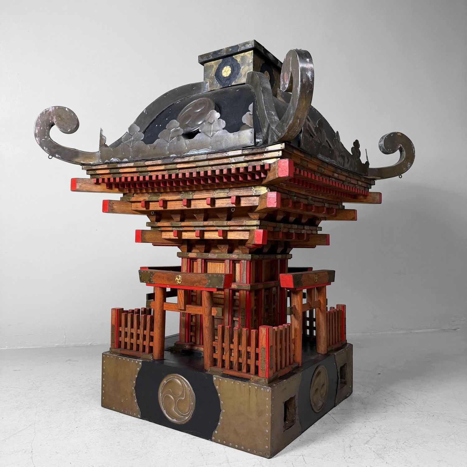 Monumentale Japanse Mikoshi, Draagbaar Shinto-heiligdom, ca. 1880