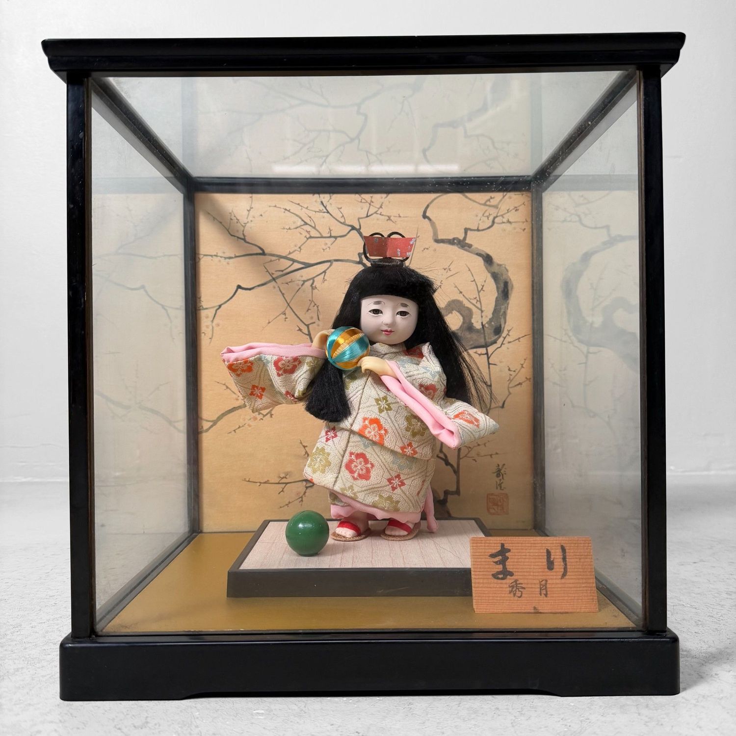 Hina-ningyō Pop, Meisje met Temari-bal, Glazen Display, 1970s