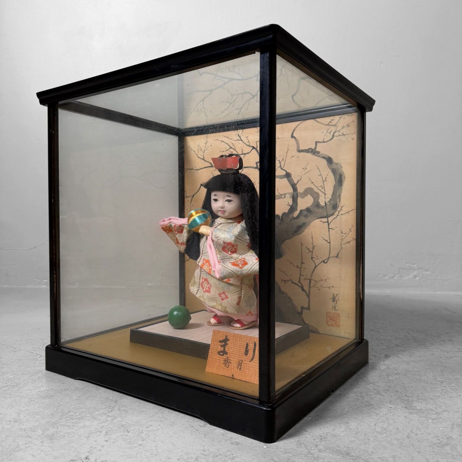 Hina-ningyō Pop, Meisje met Temari-bal, Glazen Display, 1970s
