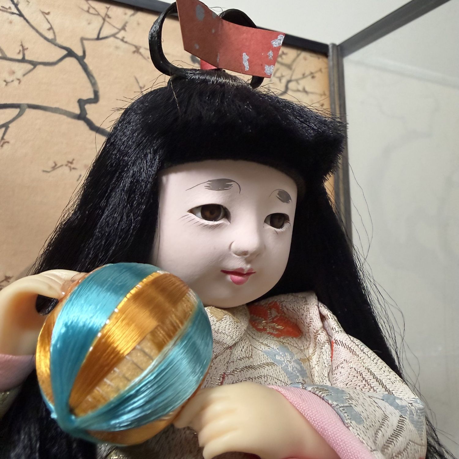 Hina-ningyō Pop, Meisje met Temari-bal, Glazen Display, 1970s