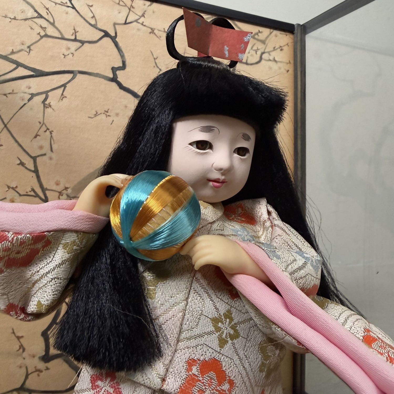 Hina-ningyō Pop, Meisje met Temari-bal, Glazen Display, 1970s