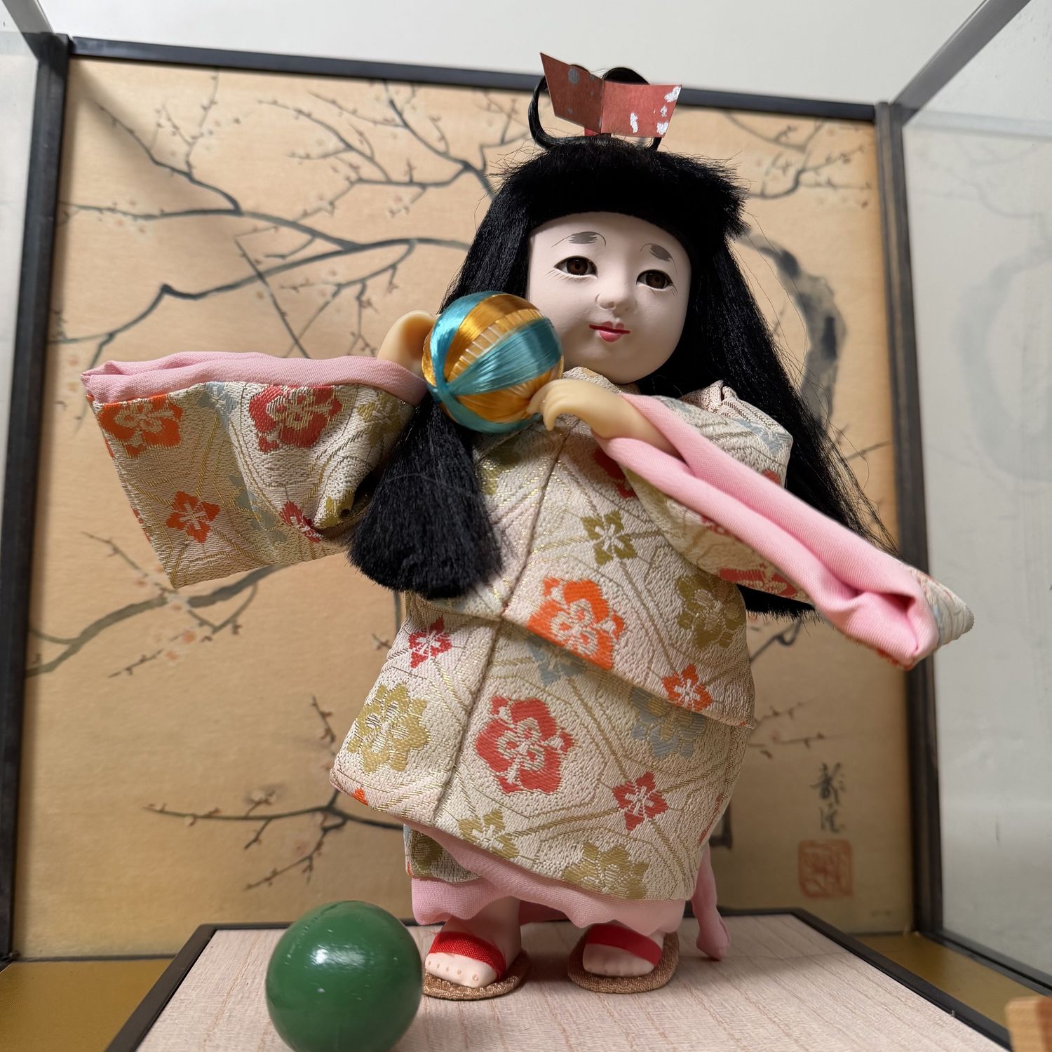 Hina-ningyō Pop, Meisje met Temari-bal, Glazen Display, 1970s