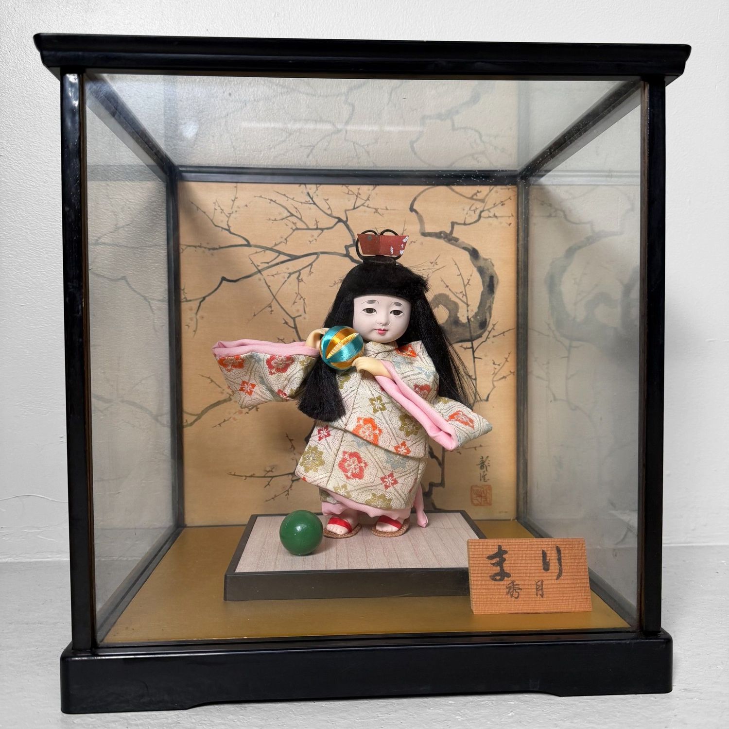 Hina-ningyō Pop, Meisje met Temari-bal, Glazen Display, 1970s