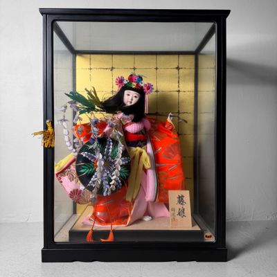Japanse Buyō-pop, “Fuji Musume” in glazen vitrine, 1961