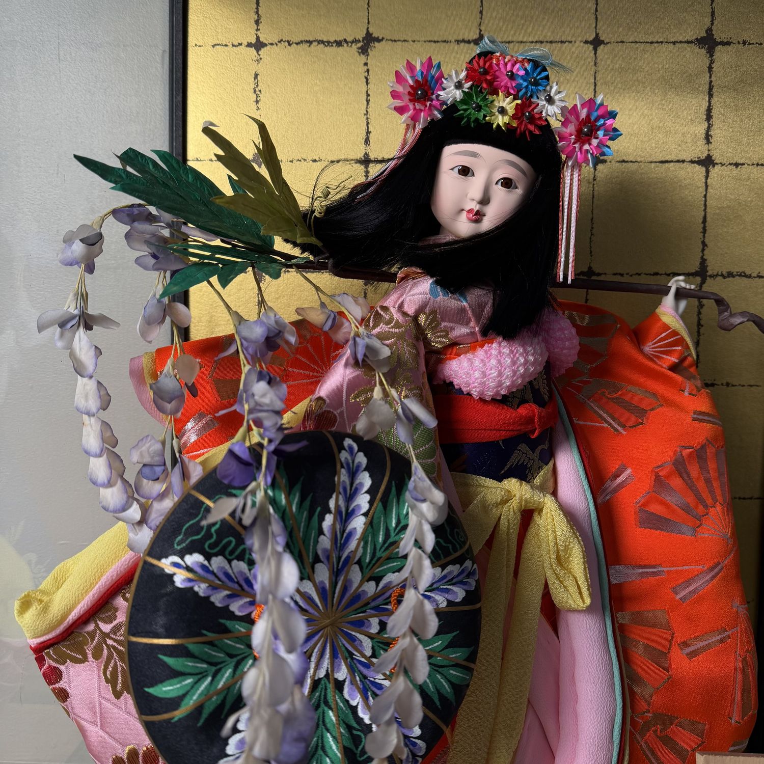 Japanse Buyō-pop, “Fuji Musume” in glazen vitrine, 1961