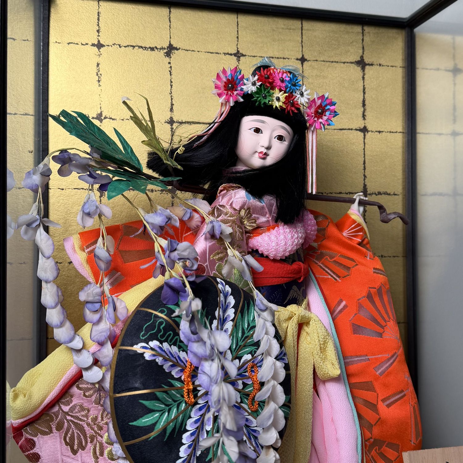 Japanse Buyō-pop, “Fuji Musume” in glazen vitrine, 1961