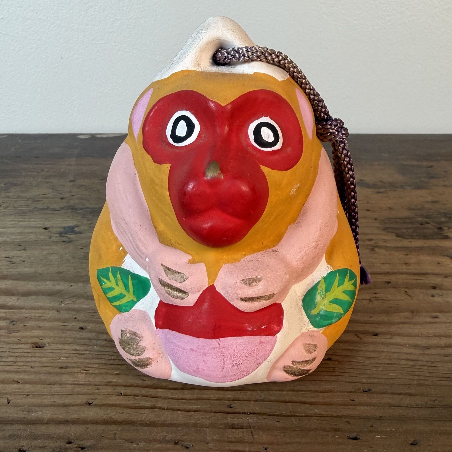 Japanse Dorei Aap – Keramisch Geluksbelletje