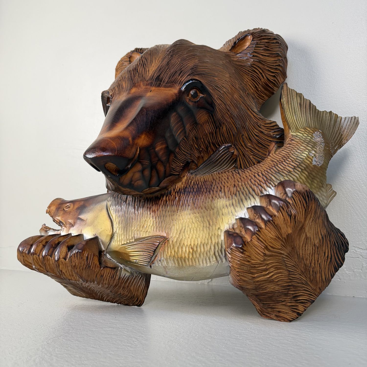 Ainu Houtsnijwerk ‘Beer met zalm’, Wanddecoratie, Hokkaido, 1970s