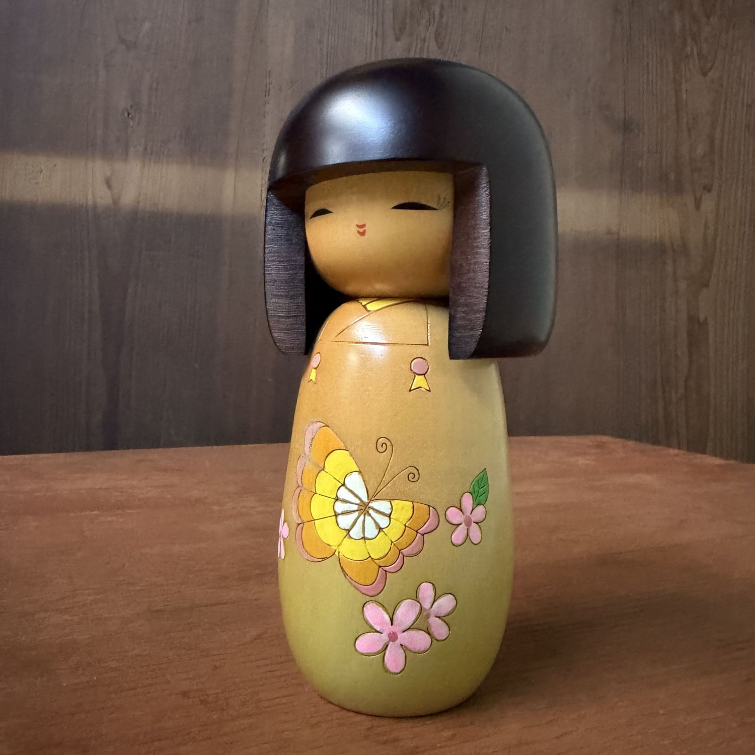 Sōsaku Kokeshi “Chōchō” Vlinder, door Fujikawa Masae, 1990s Sōsaku Kokeshi “Chōchō” Vlinder, door Fujikawa Masae, 1990s