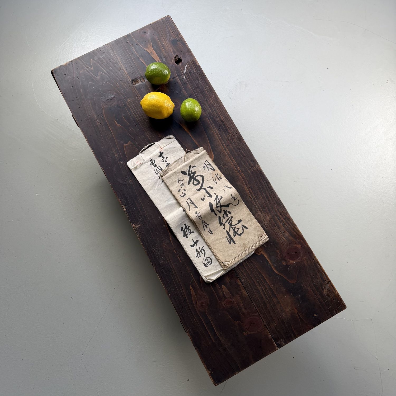 Japanse Lage Schrijftafel met Twee Lades, 1920s Japanse Lage Schrijftafel met Twee Lades, 1920s