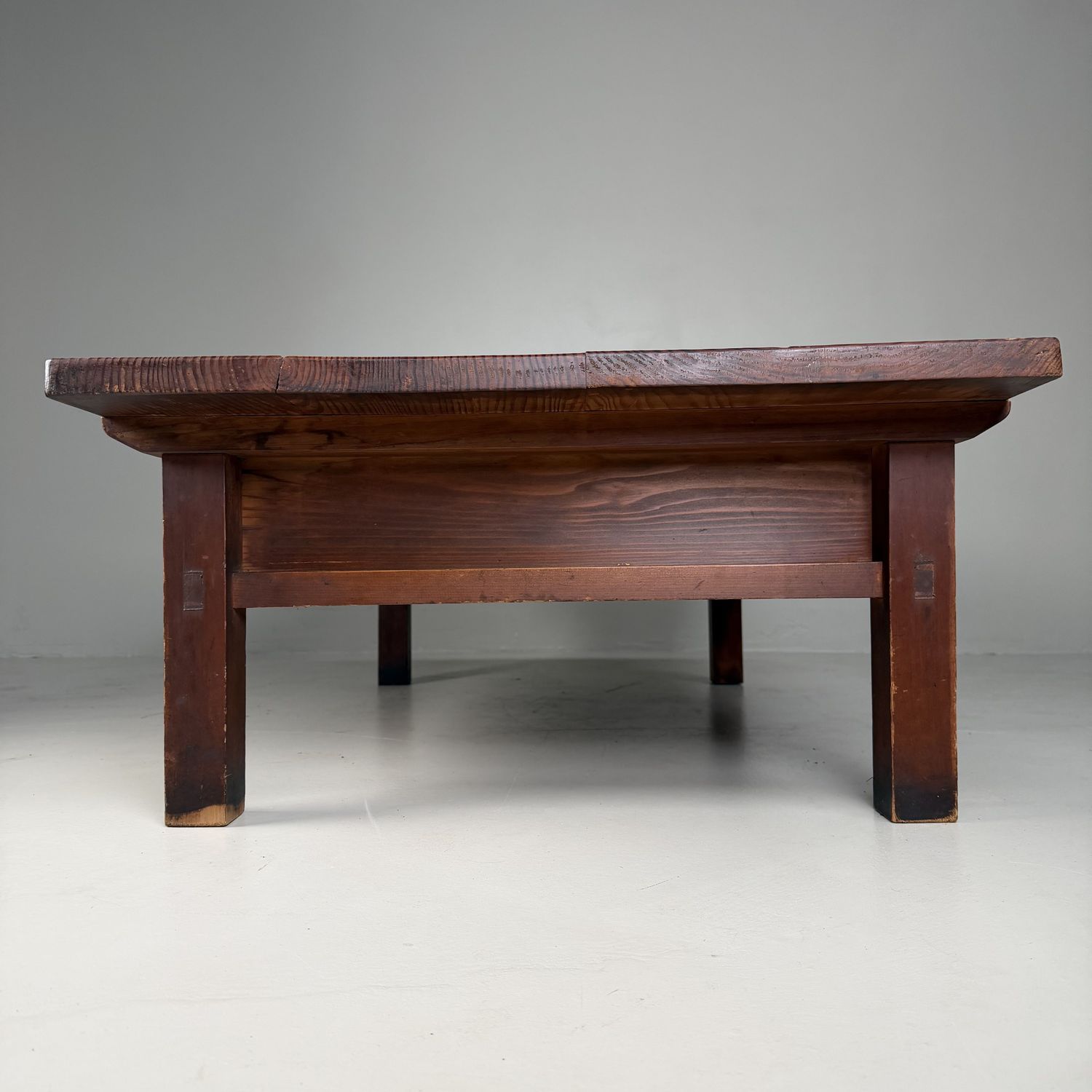 Grote Japanse Lage Tafel met zes laden – Sugi-hout, 1930s Grote Japanse Lage Tafel met zes laden – Sugi-hout, 1930s
