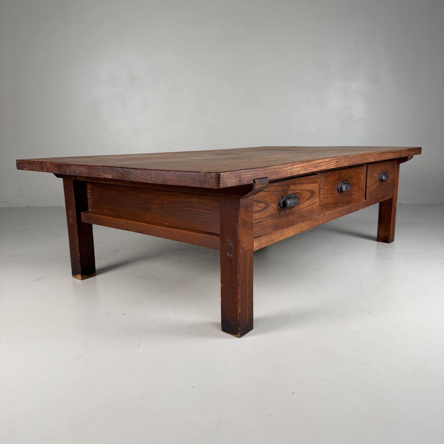 Grote Japanse Lage Tafel met zes laden – Sugi-hout, 1930s Grote Japanse Lage Tafel met zes laden – Sugi-hout, 1930s