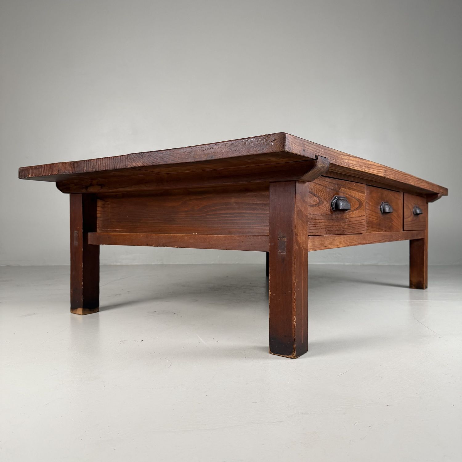 Grote Japanse Lage Tafel met zes laden – Sugi-hout, 1930s Grote Japanse Lage Tafel met zes laden – Sugi-hout, 1930s