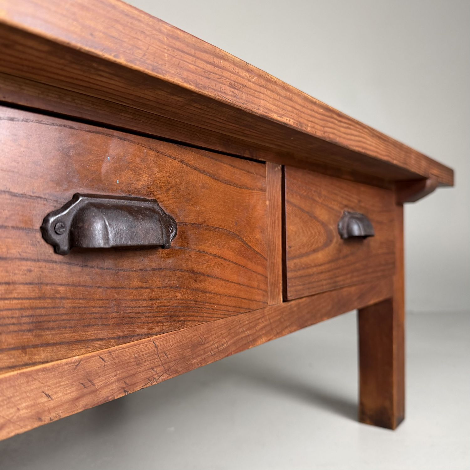 Grote Japanse Lage Tafel met zes laden – Sugi-hout, 1930s Grote Japanse Lage Tafel met zes laden – Sugi-hout, 1930s