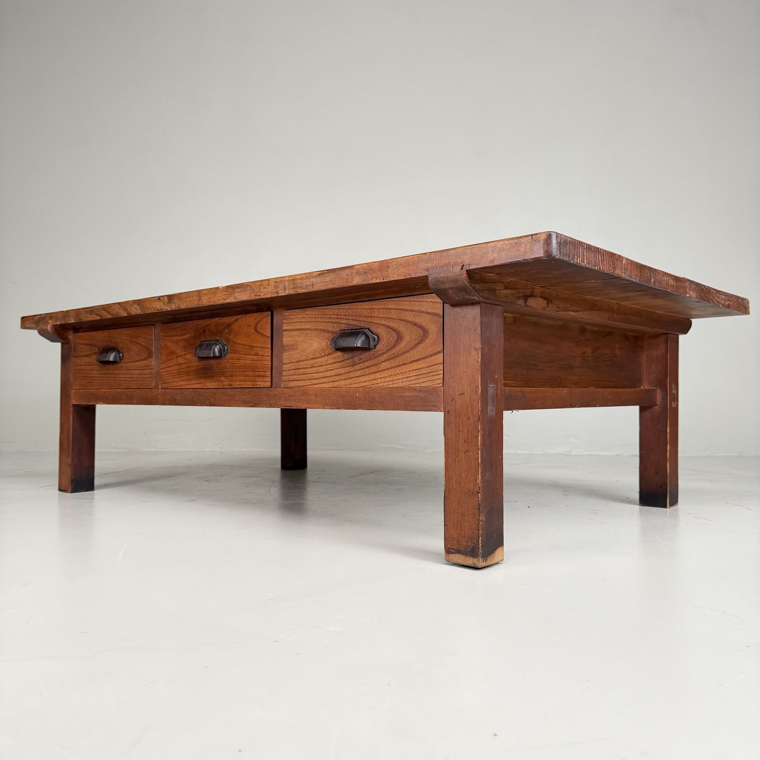 Grote Japanse Lage Tafel met zes laden – Sugi-hout, 1930s