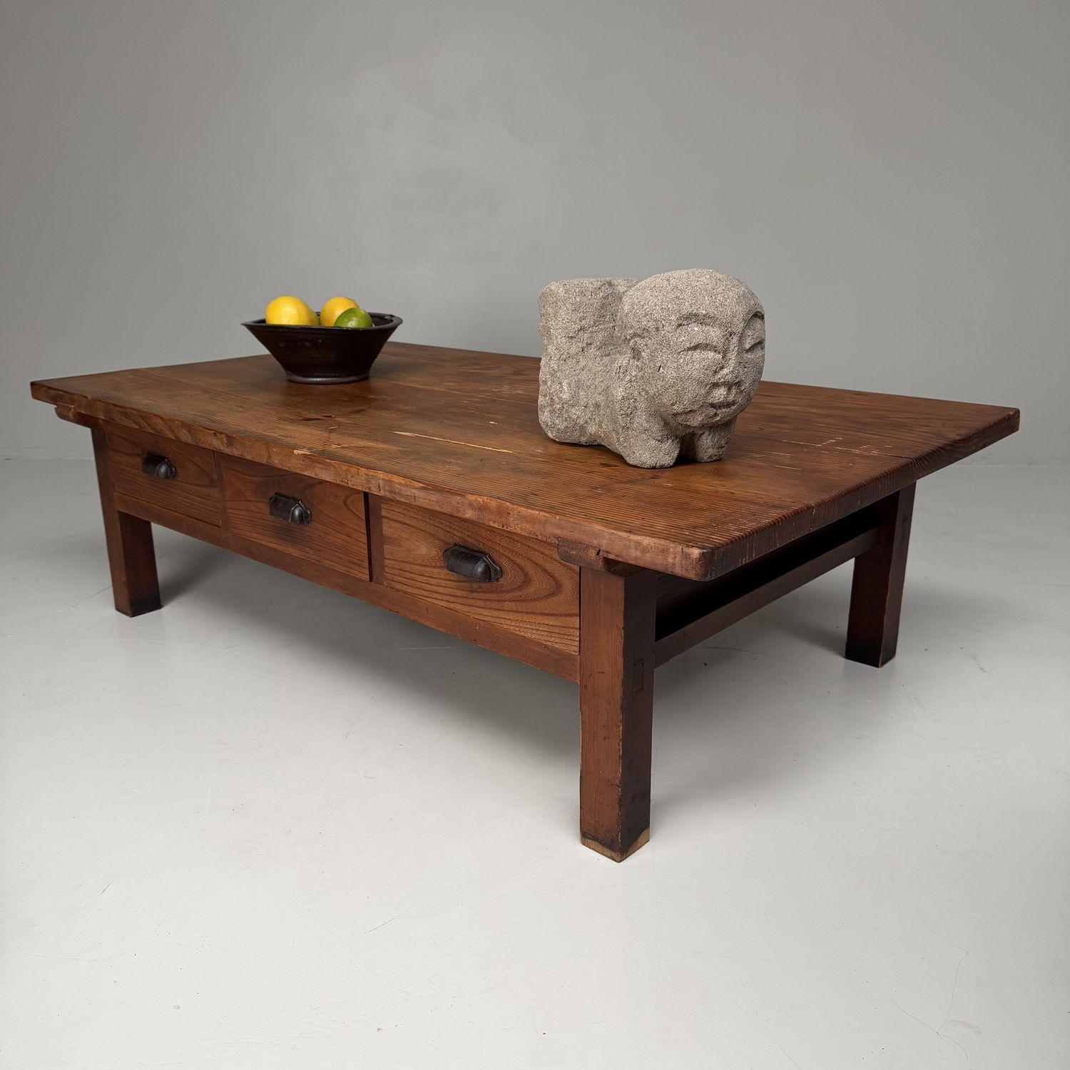 Grote Japanse Lage Tafel met zes laden – Sugi-hout, 1930s Grote Japanse Lage Tafel met zes laden – Sugi-hout, 1930s