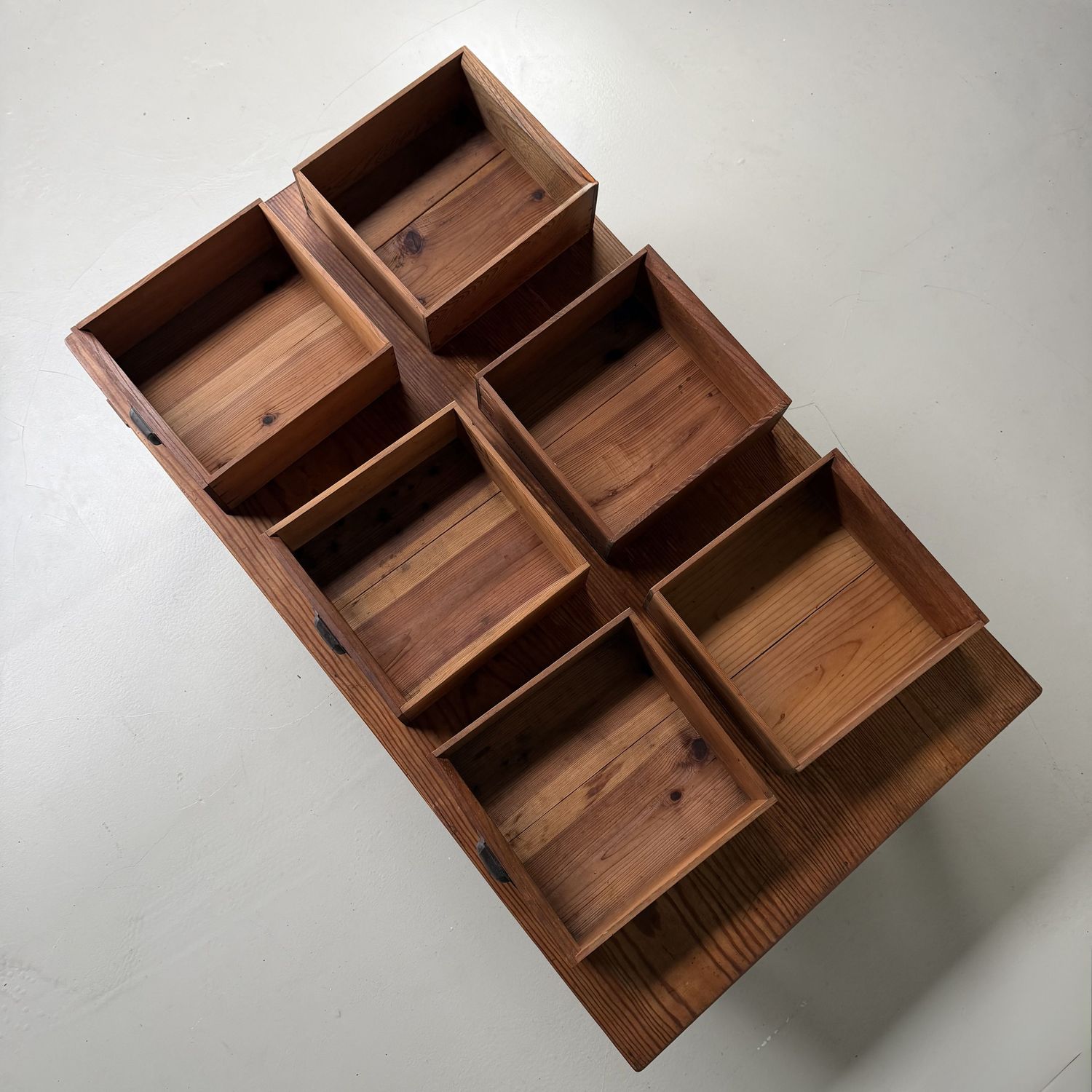 Grote Japanse Lage Tafel met zes laden – Sugi-hout, 1930s Grote Japanse Lage Tafel met zes laden – Sugi-hout, 1930s