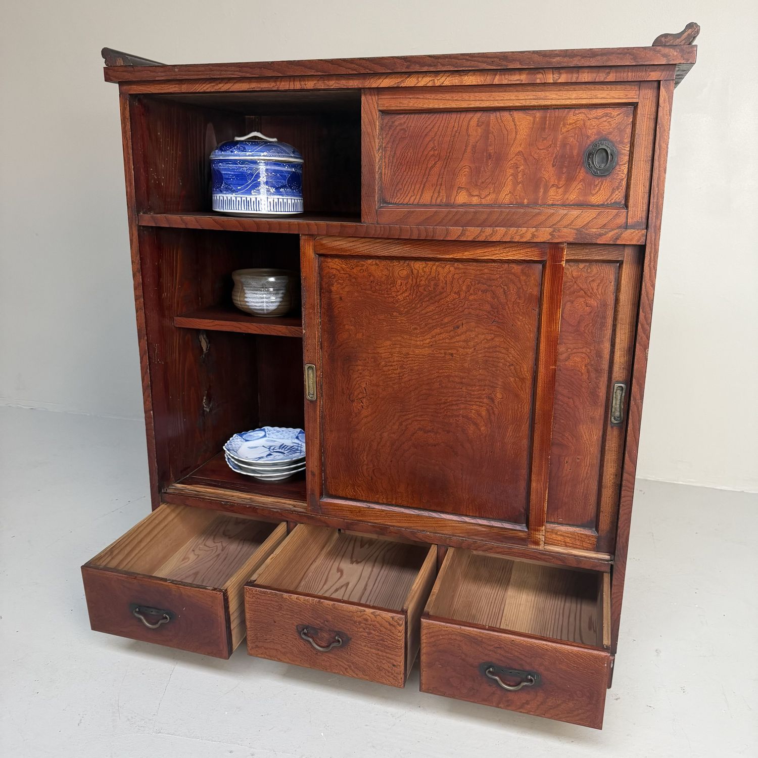 Elegant Japanese Tea Cabinet / Storage Cabinet – 1910s–1920s