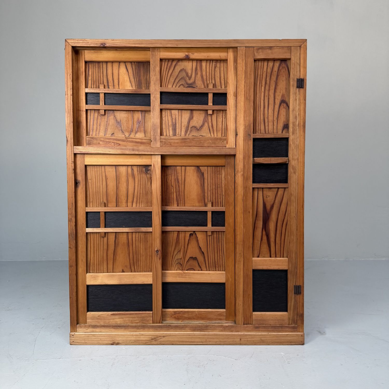 ​Japanse Mid-century Opbergkast, Sugi hout – 1960s