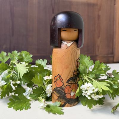 Vintage Bloemen Kokeshi door Okamoto Usaburo, 1970s