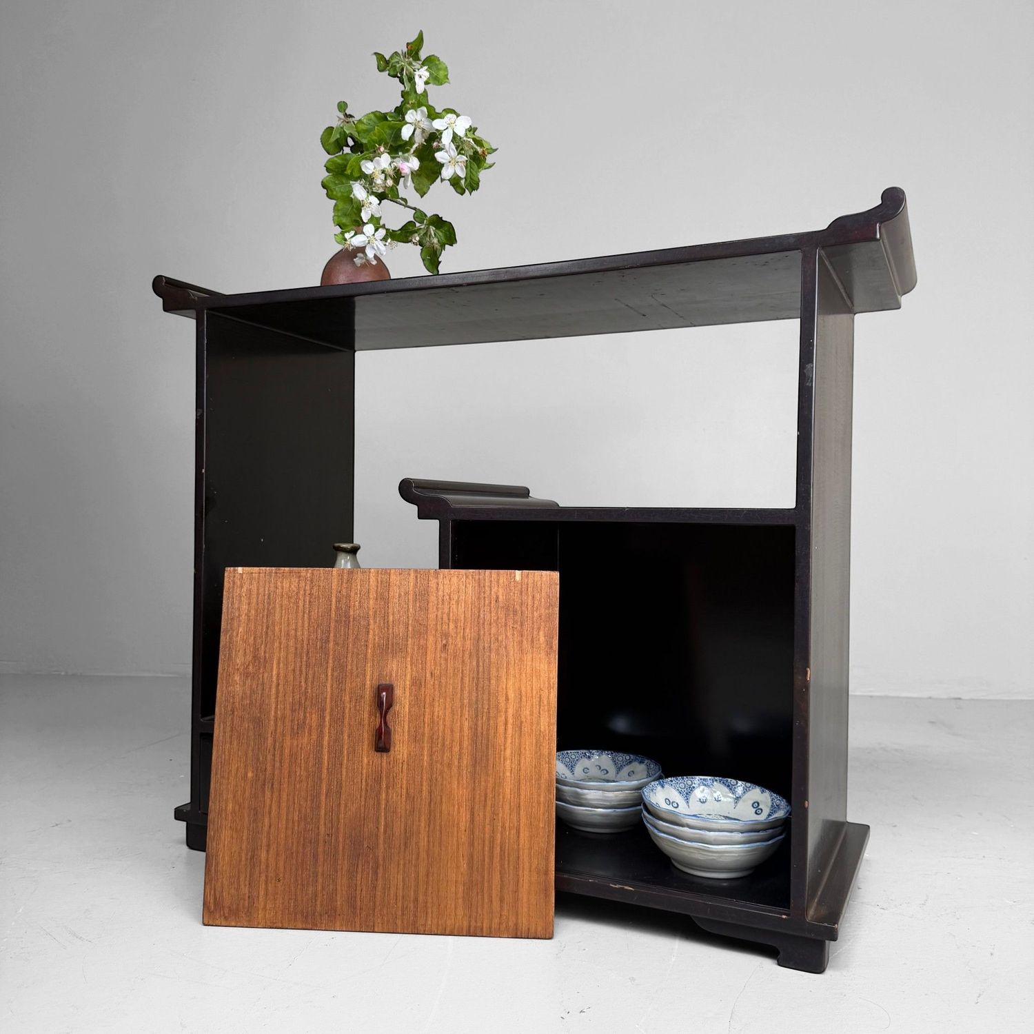 Japans Lakwerk Displaymeubel / Kazaridana, 1920s