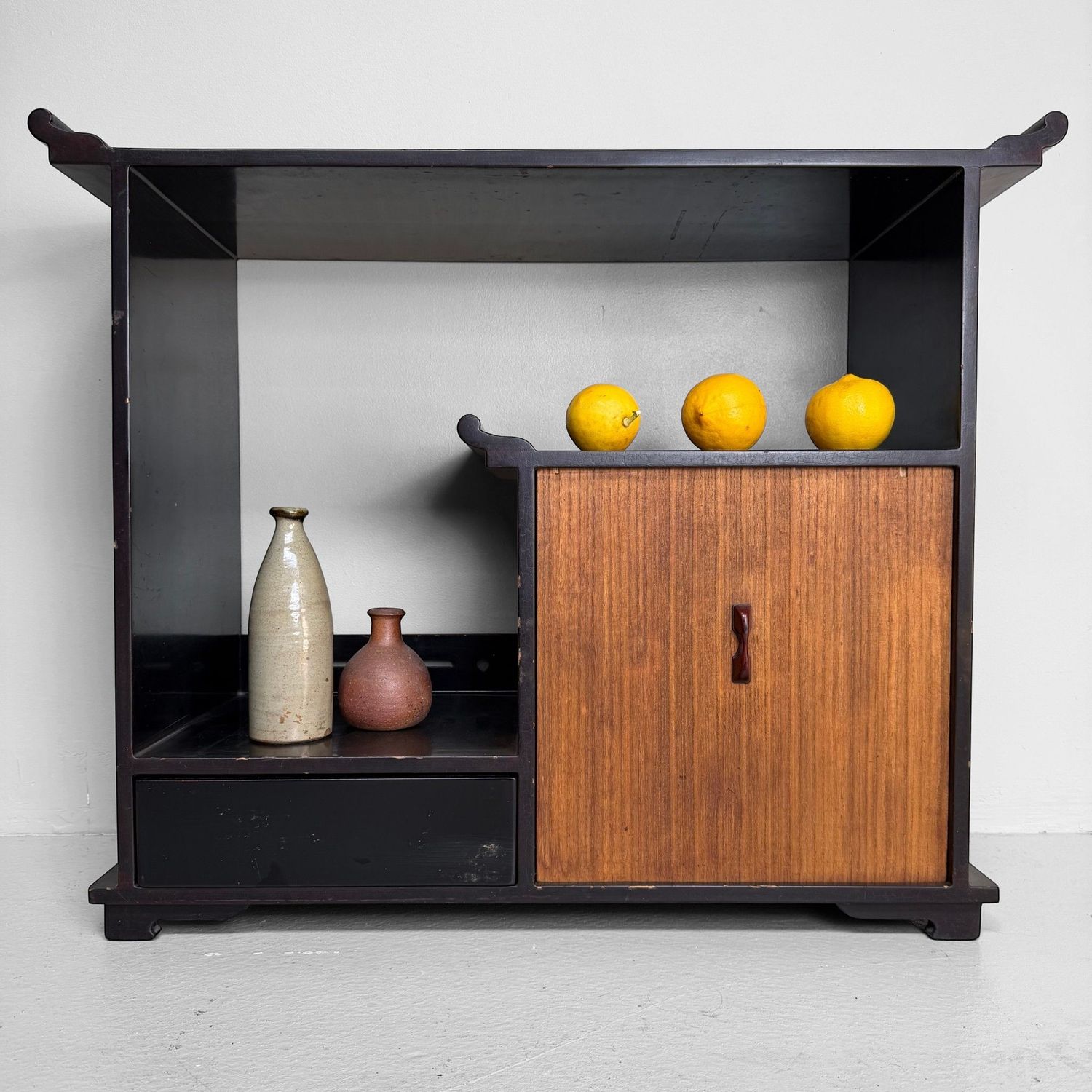 Japans Lakwerk Displaymeubel / Kazaridana, 1920s