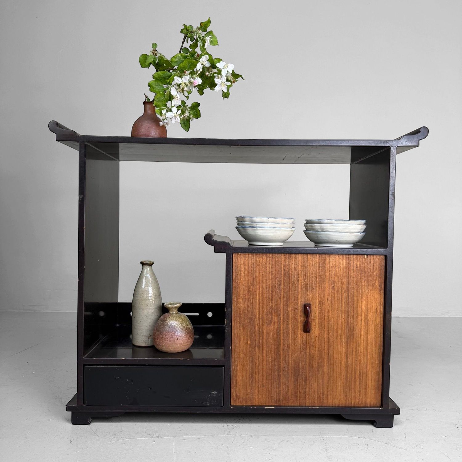 Japans Lakwerk Displaymeubel / Kazaridana, 1920s