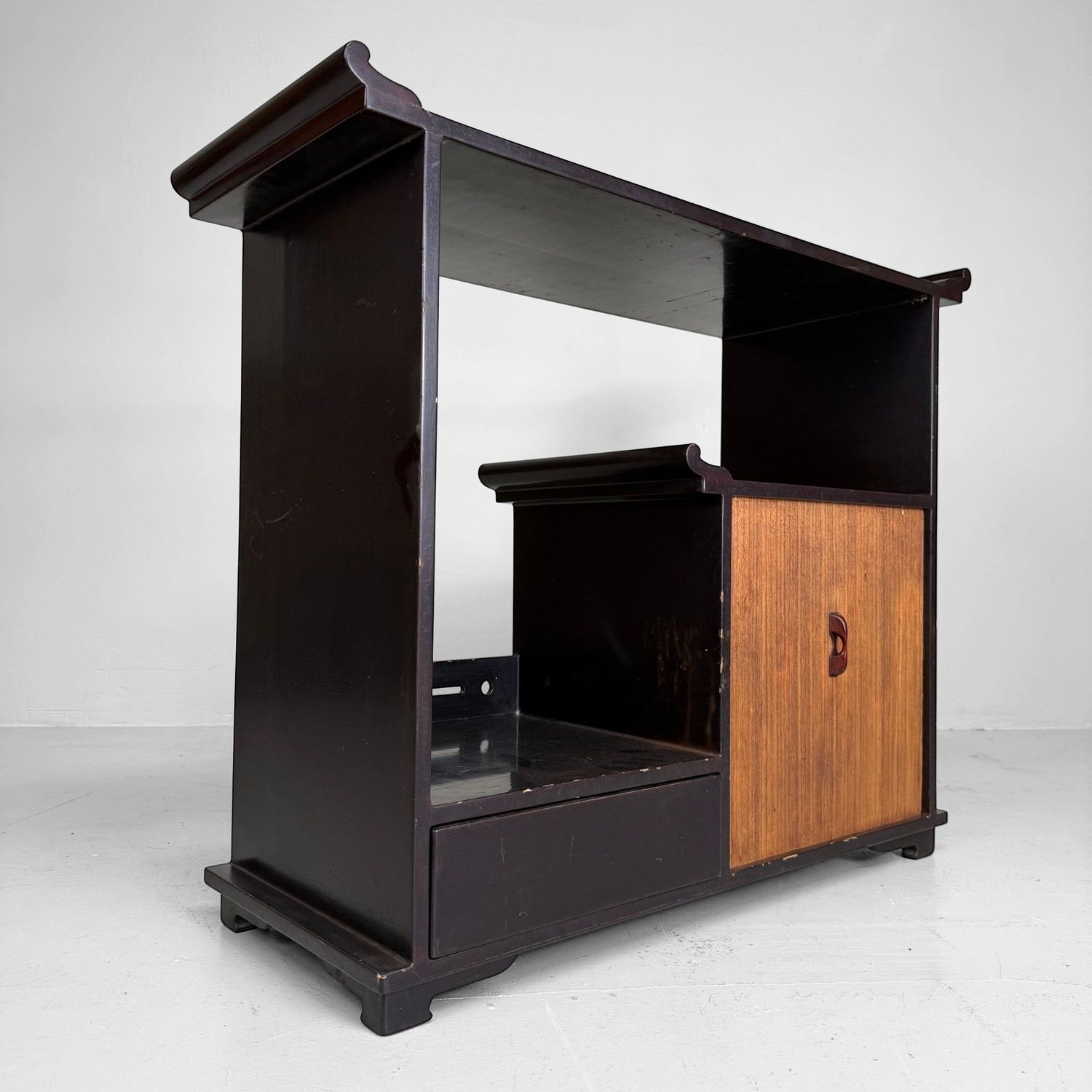 Japans Lakwerk Displaymeubel / Kazaridana, 1920s