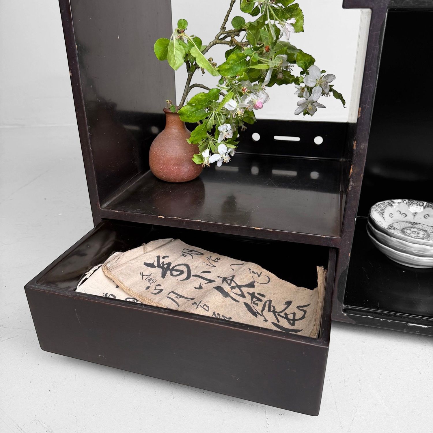 Japans Lakwerk Displaymeubel / Kazaridana, 1920s