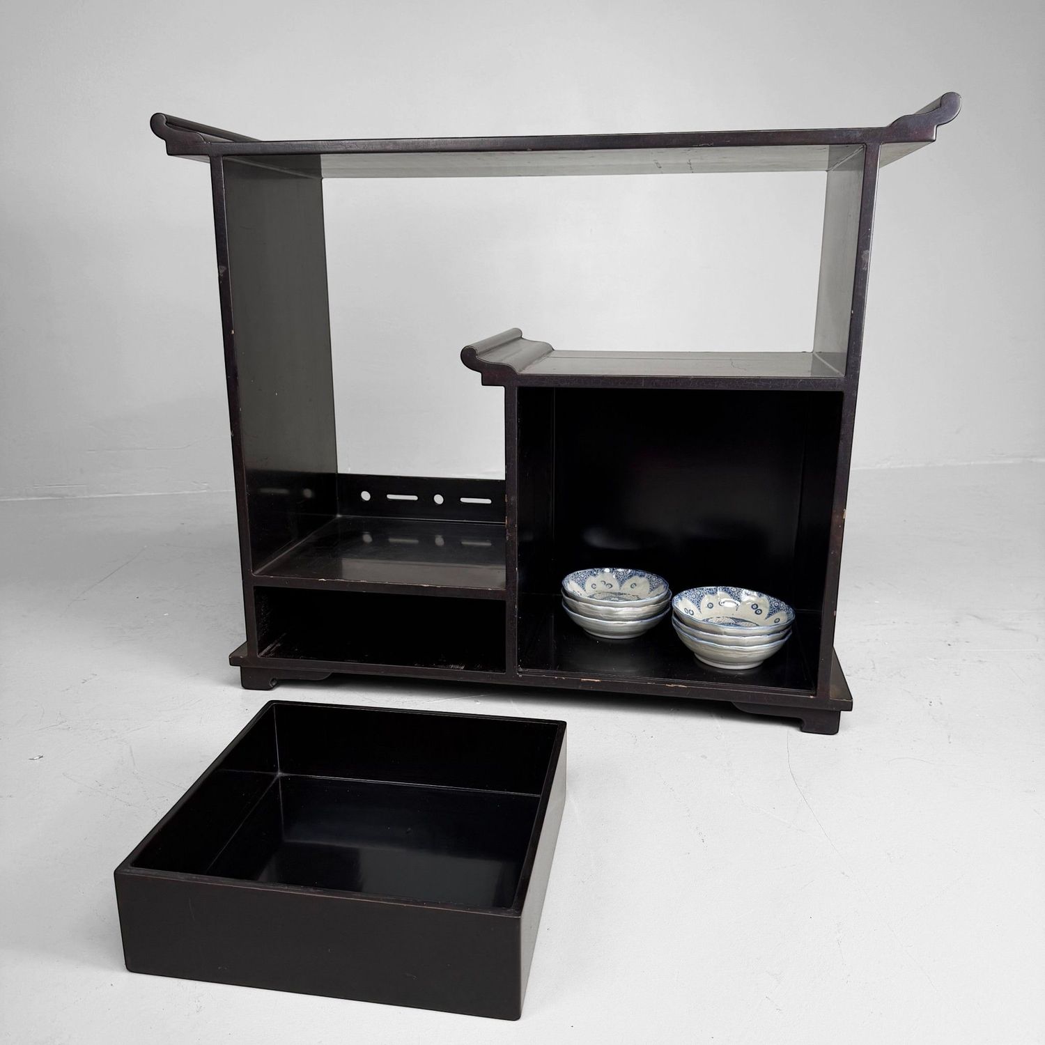 Japans Lakwerk Displaymeubel / Kazaridana, 1920s