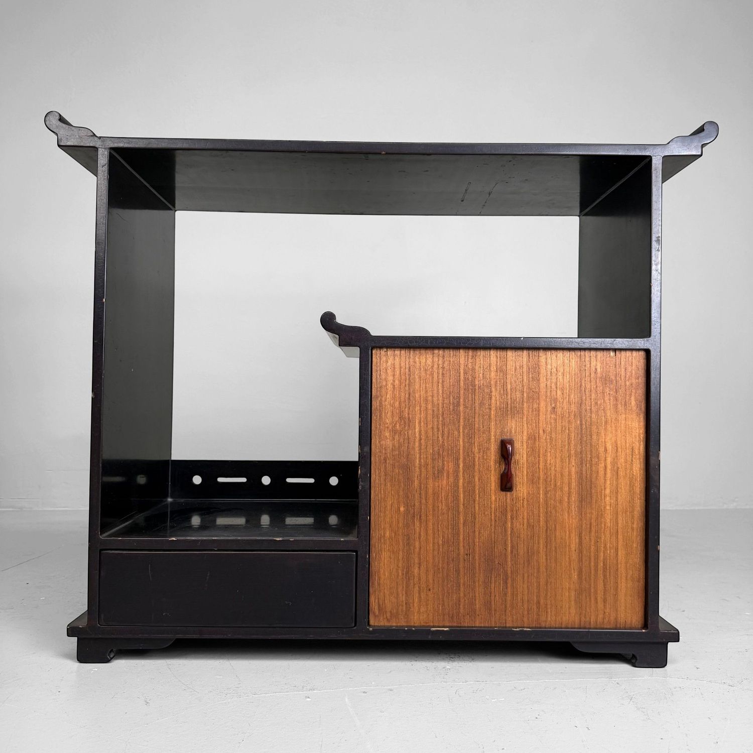 Japans Lakwerk Displaymeubel / Kazaridana, 1920s