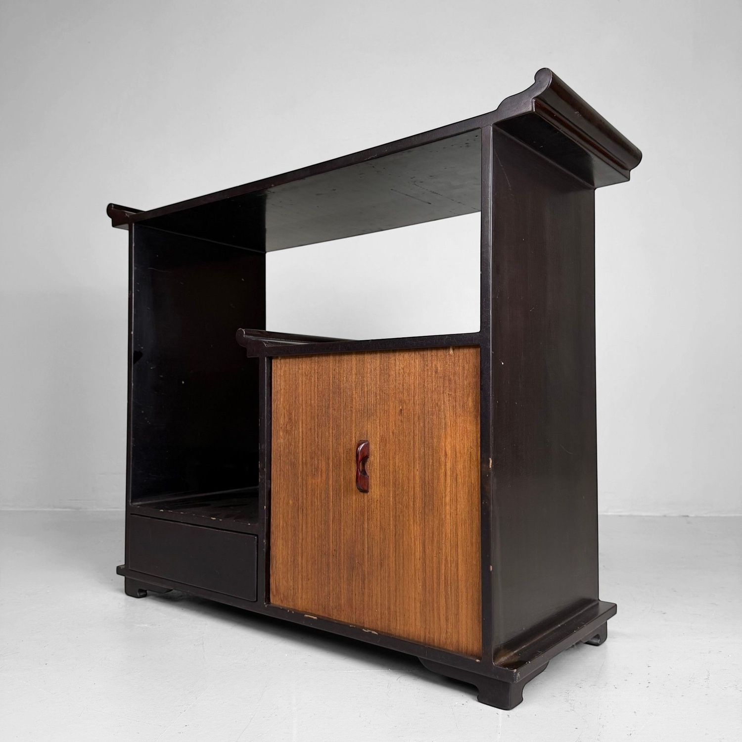 Japans Lakwerk Displaymeubel / Kazaridana, 1920s