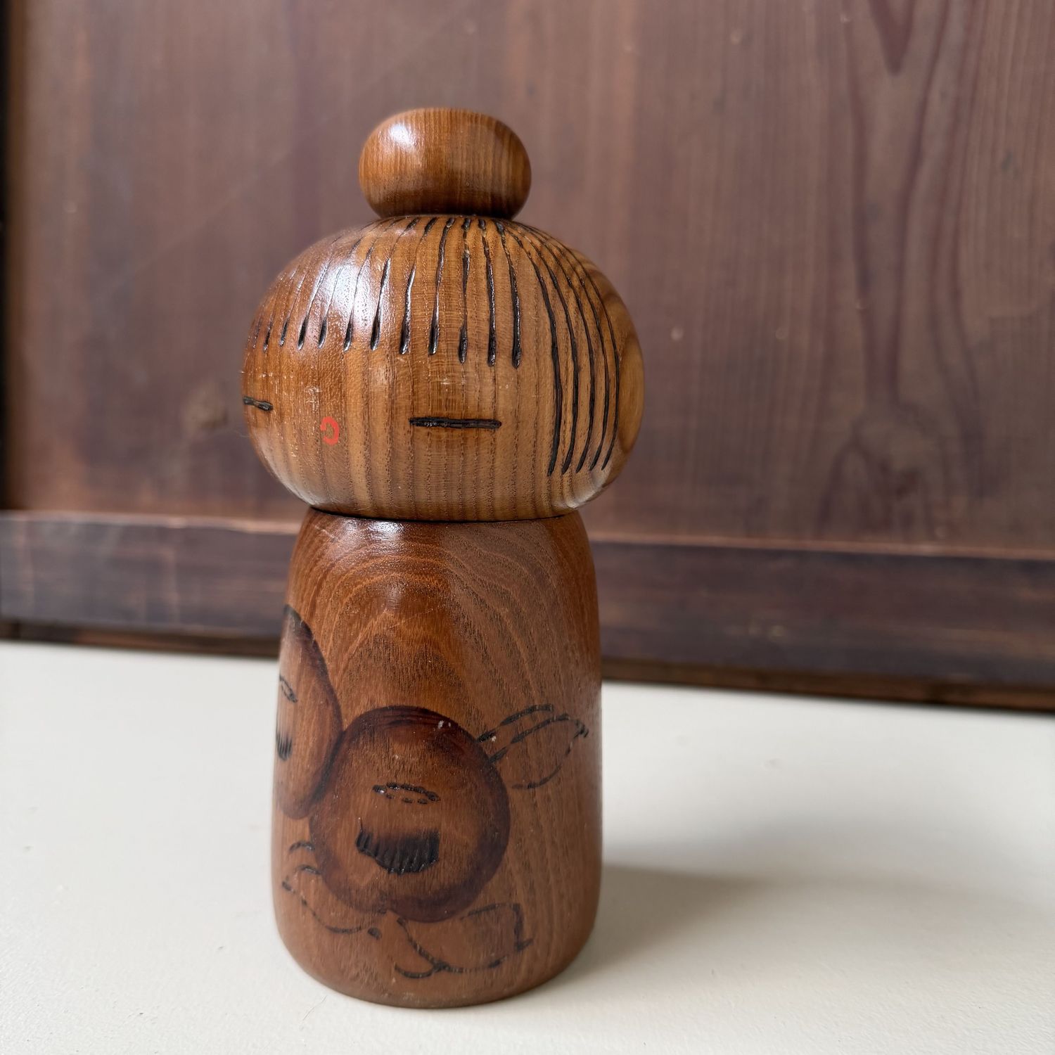 Vintage Sōsaku Kokeshi  "Camellia Girl” door Kazuo Takamizawa, 1970's