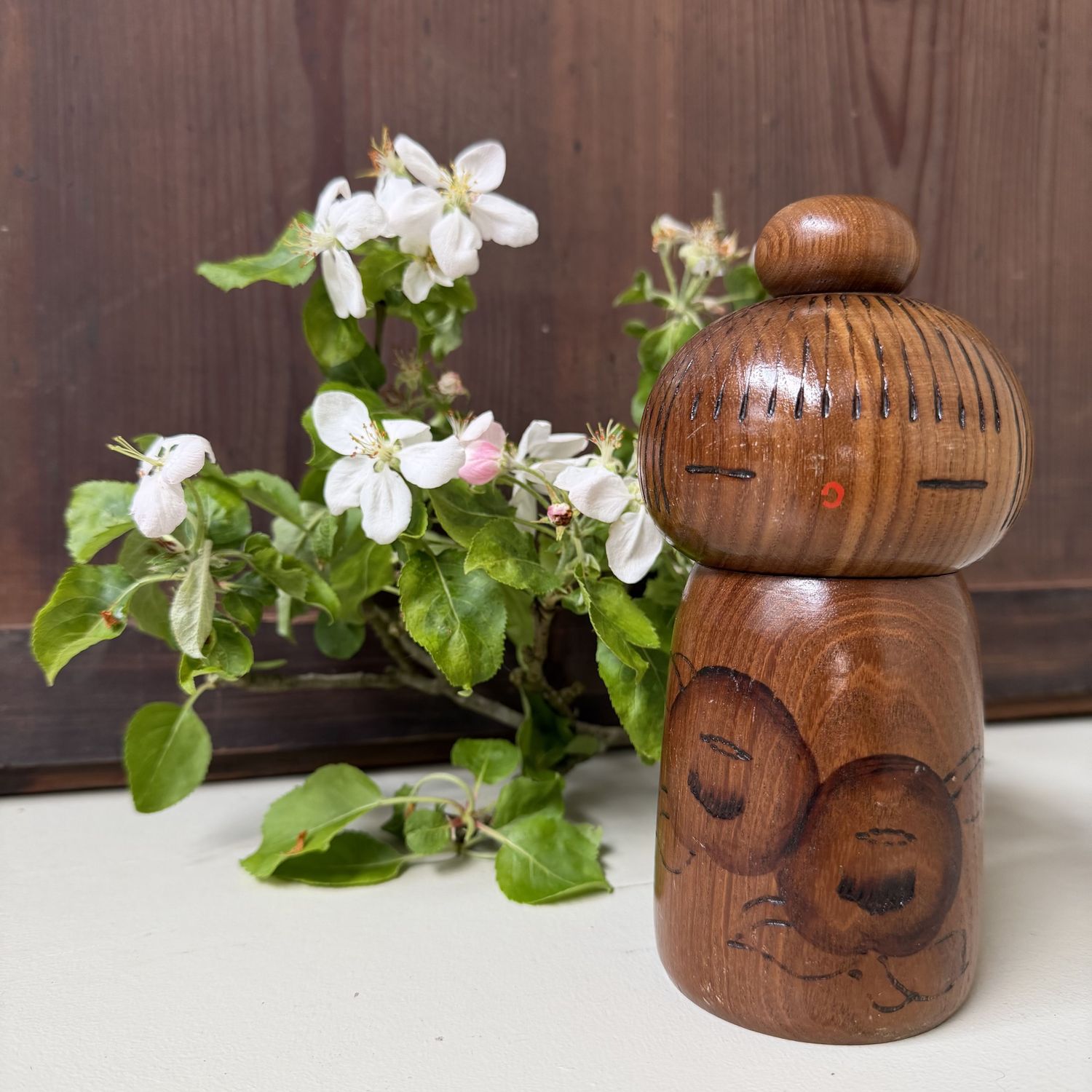 Vintage Sōsaku Kokeshi  "Camellia Girl” door Kazuo Takamizawa, 1970's