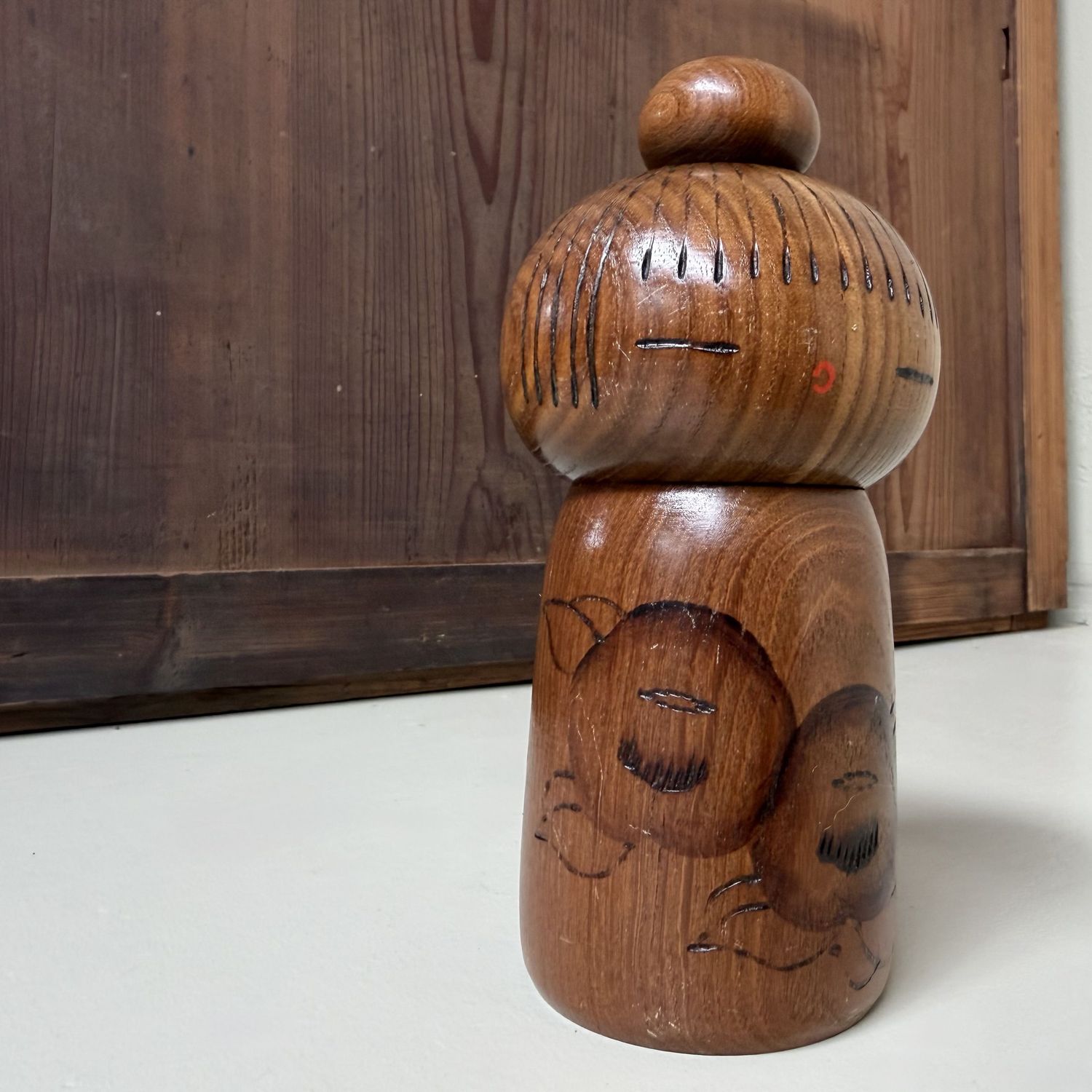 Vintage Sōsaku Kokeshi  "Camellia Girl” door Kazuo Takamizawa, 1970's