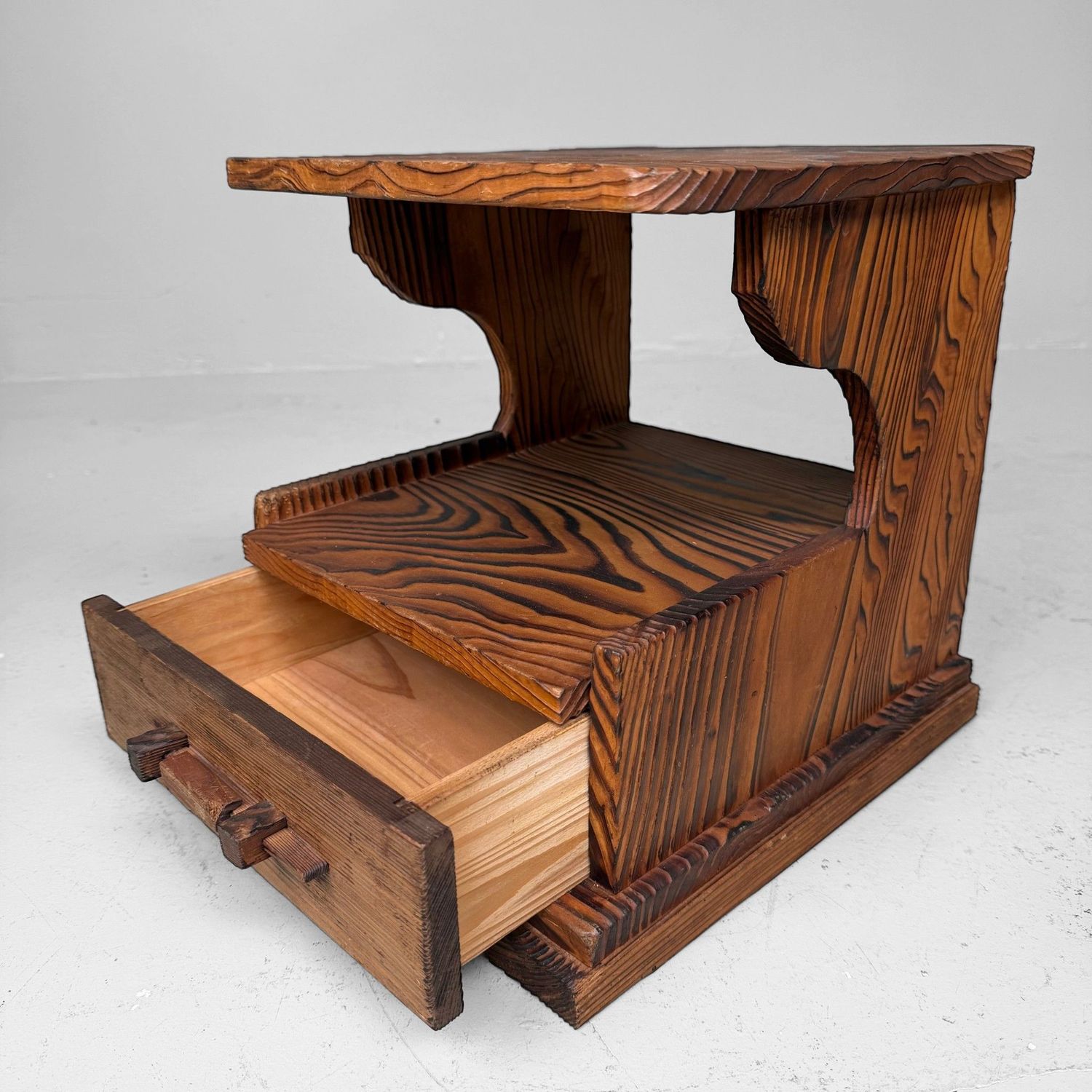 Japans Sugi Displaymeubeltje met Lade, 1950s–1960s