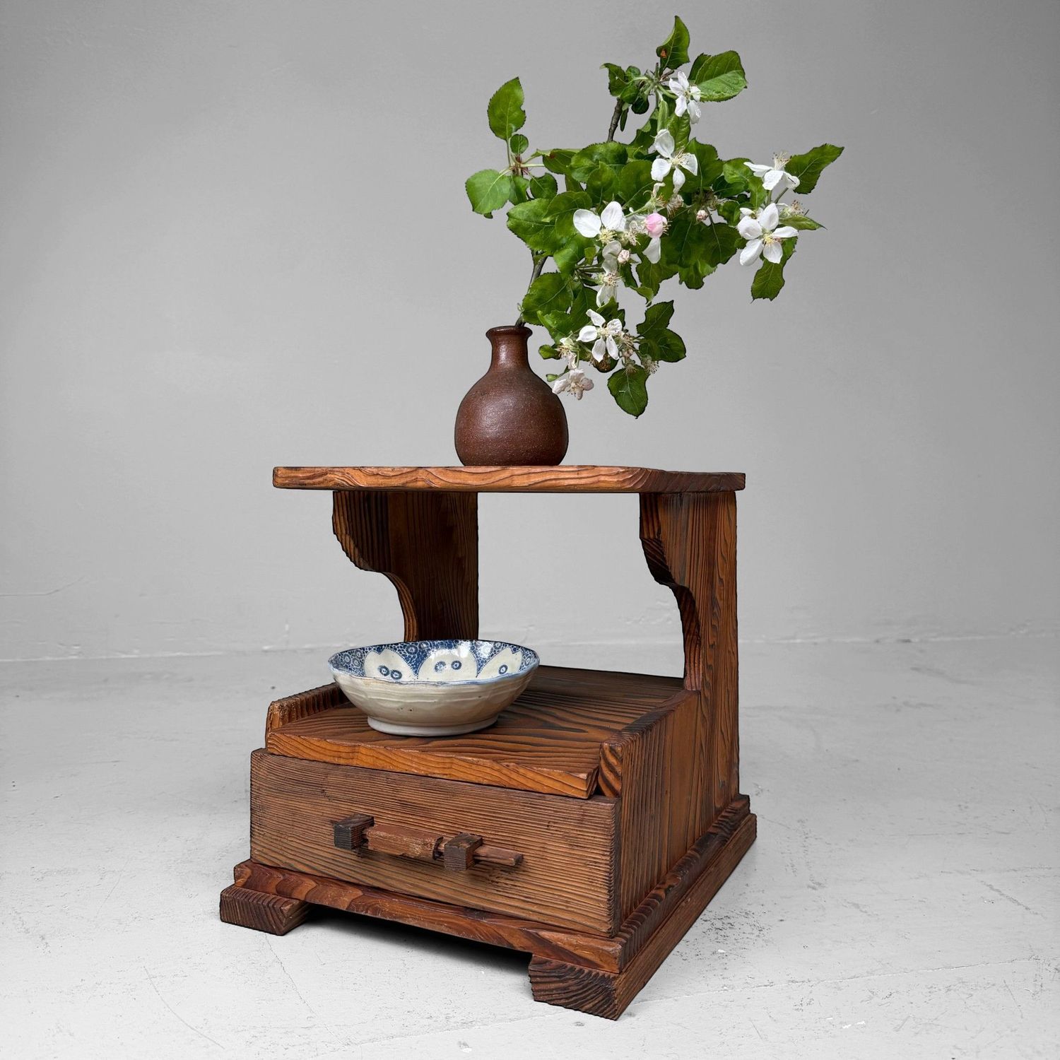 Japans Sugi Displaymeubeltje met Lade, 1950s–1960s