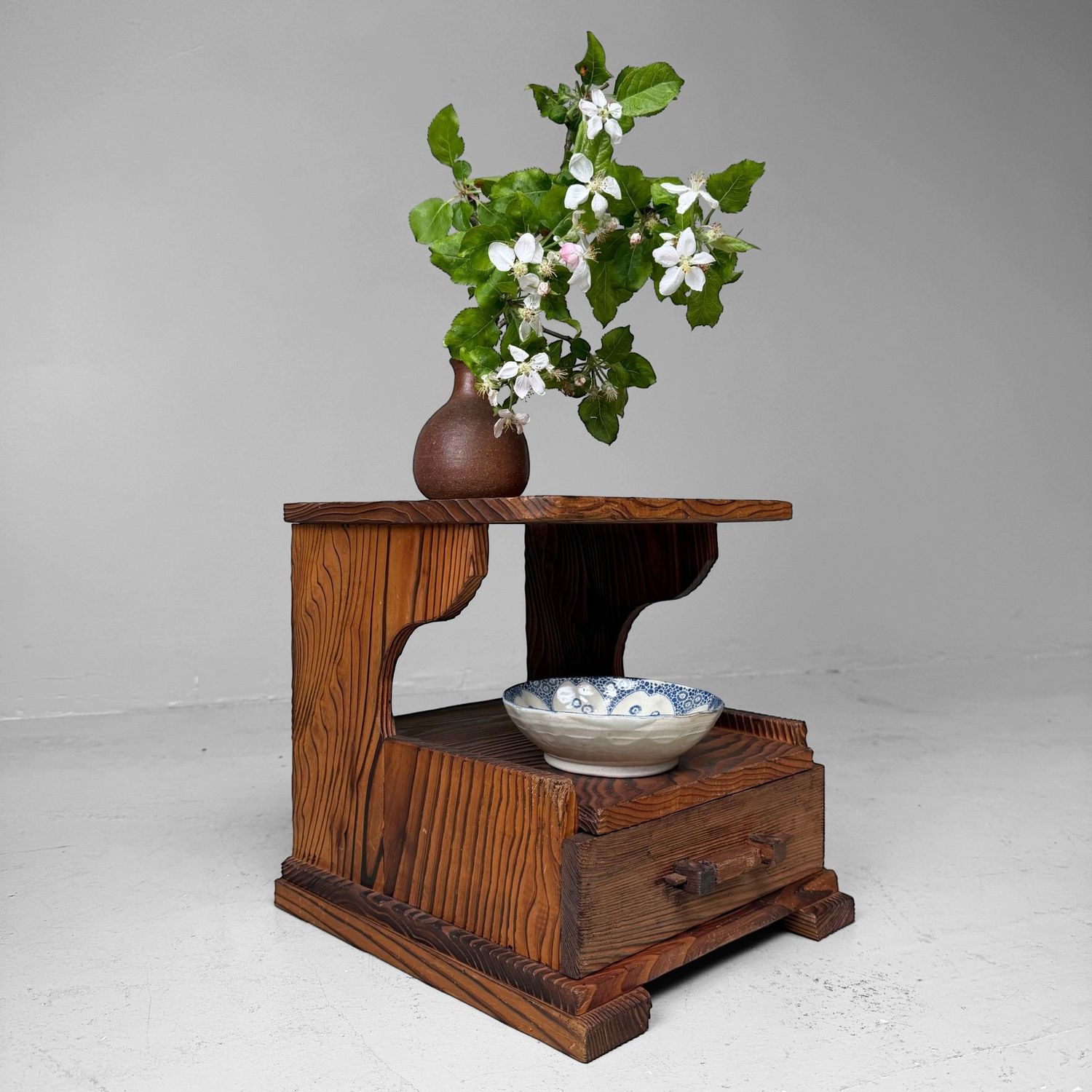 Japans Sugi Displaymeubeltje met Lade, 1950s–1960s