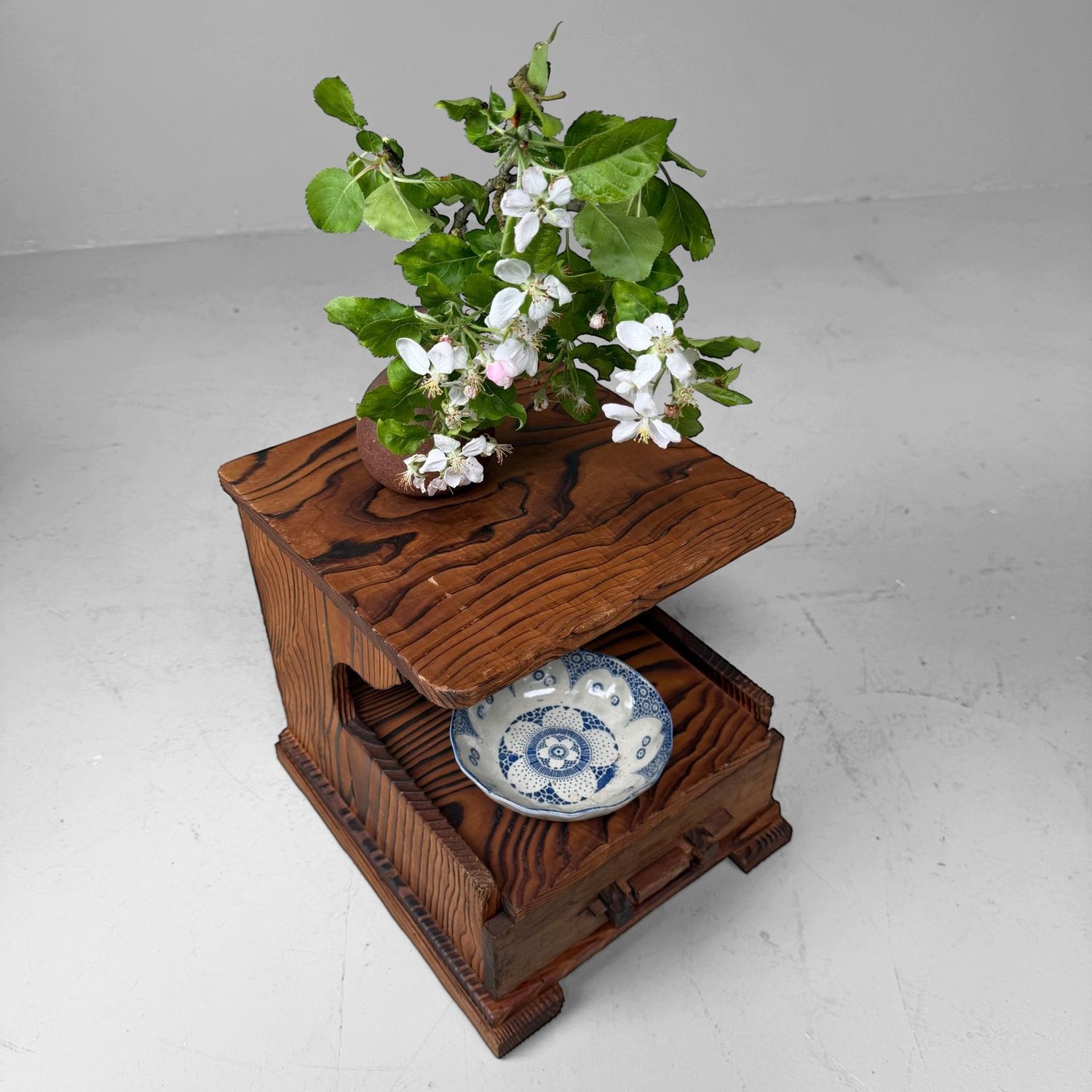 Japans Sugi Displaymeubeltje met Lade, 1950s–1960s