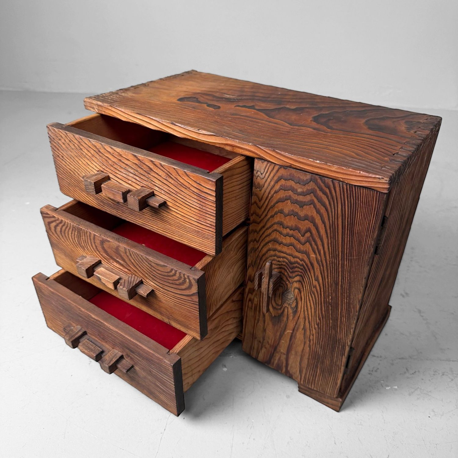 Japans Sugi Opbergmeubeltje met Laden en Deurtje, 1950s–1960s
