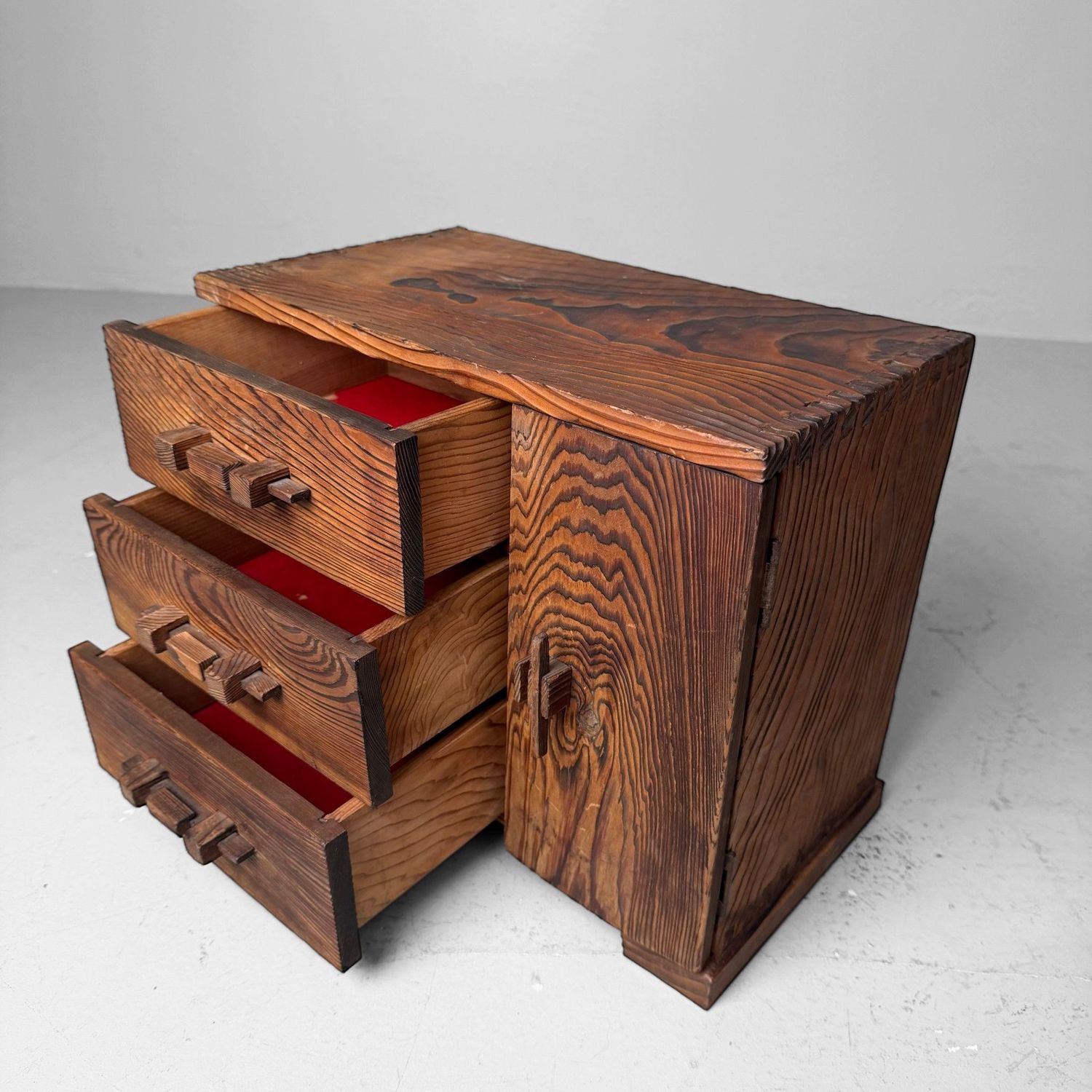 Japans Sugi Opbergmeubeltje met Laden en Deurtje, 1950s–1960s