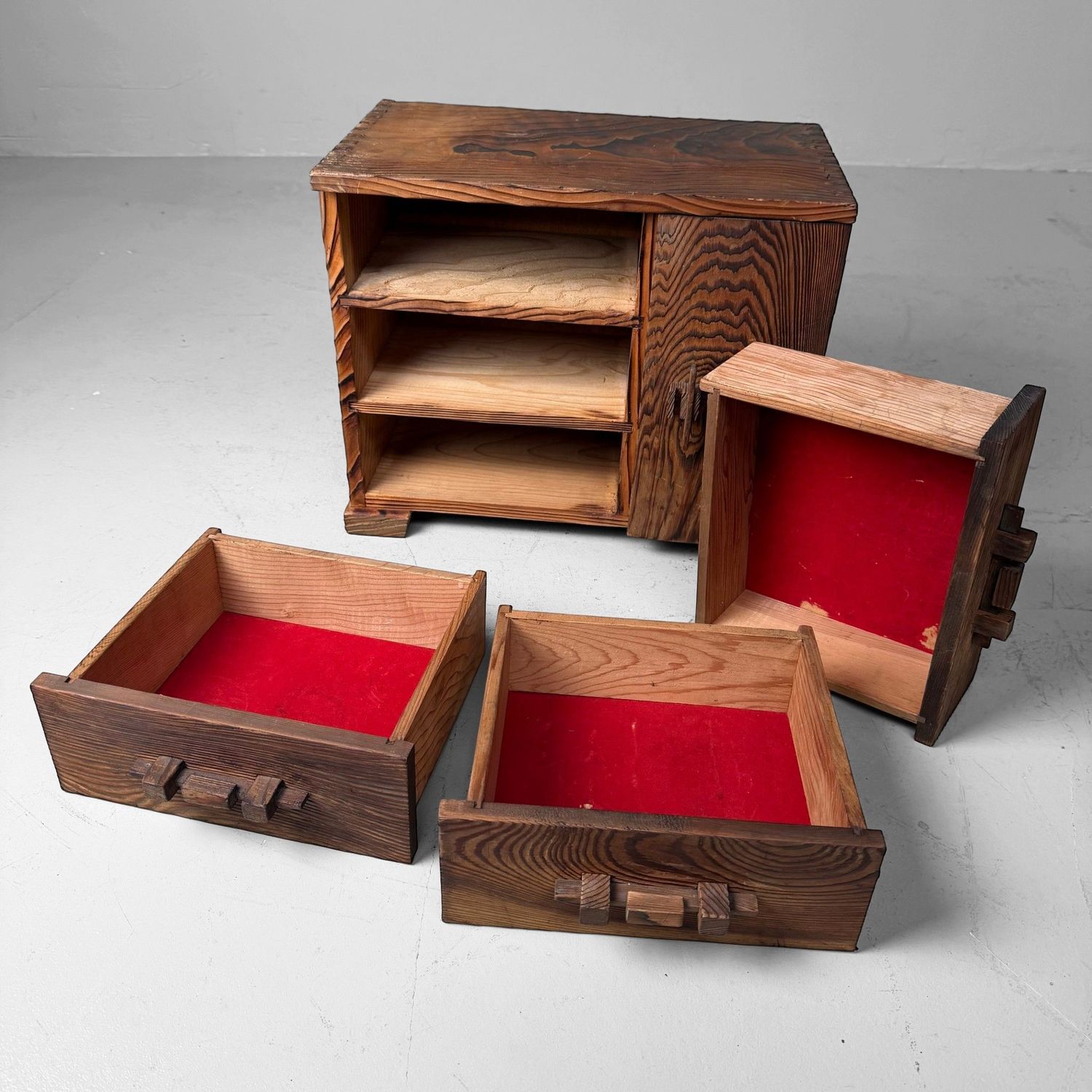 Japans Sugi Opbergmeubeltje met Laden en Deurtje, 1950s–1960s