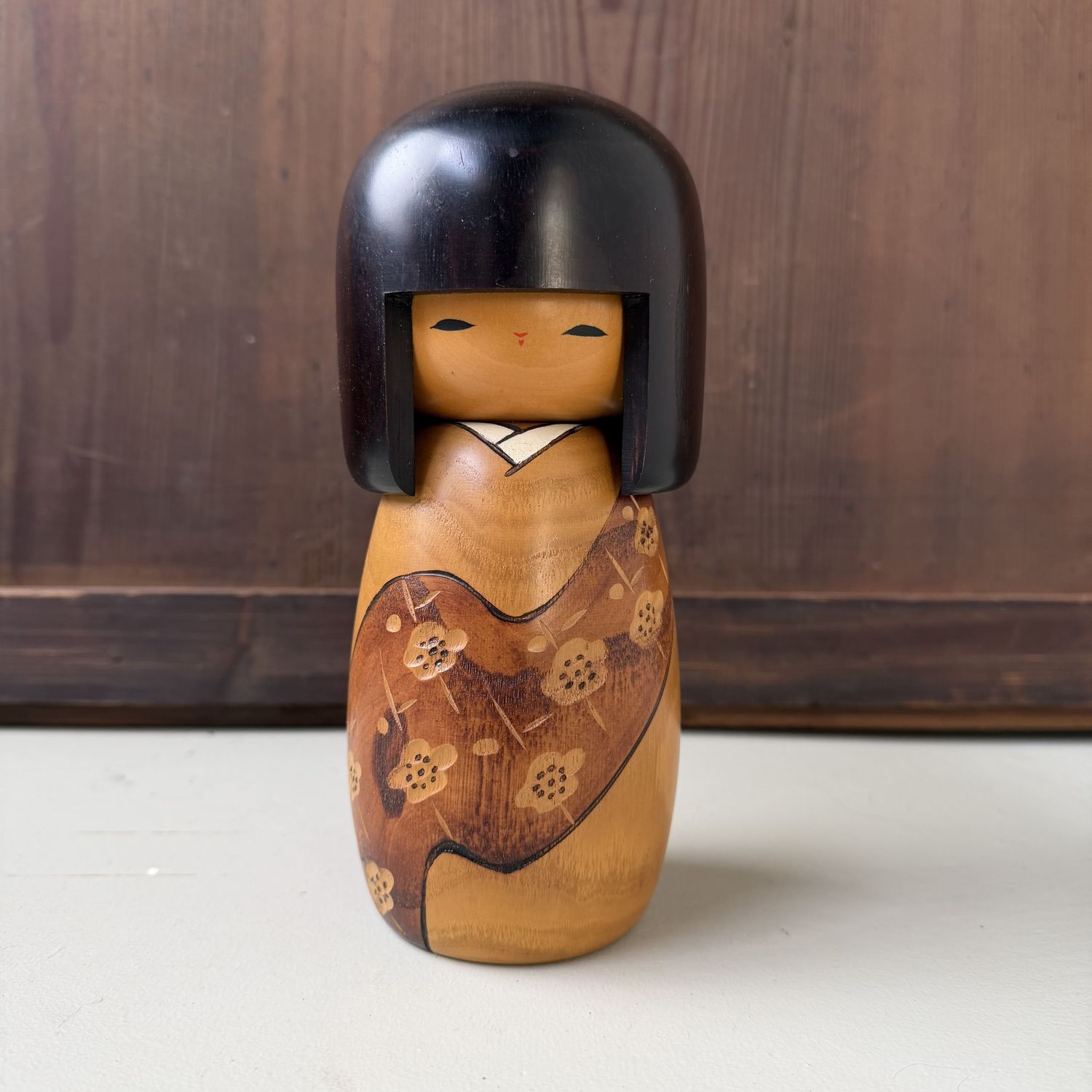 Vintage Japanse Usaburo Kokeshi met Ume-bloesem, 1990s Vintage Japanse Usaburo Kokeshi met Ume-bloesem, 1990s