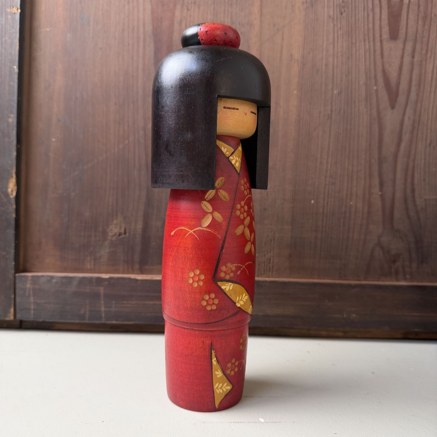 Vintage Japanse Kokeshi “Camellia Girl” door Kazuo Takamizawa, 1970s Vintage Japanse Kokeshi “Camellia Girl” door Kazuo Takamizawa, 1970s