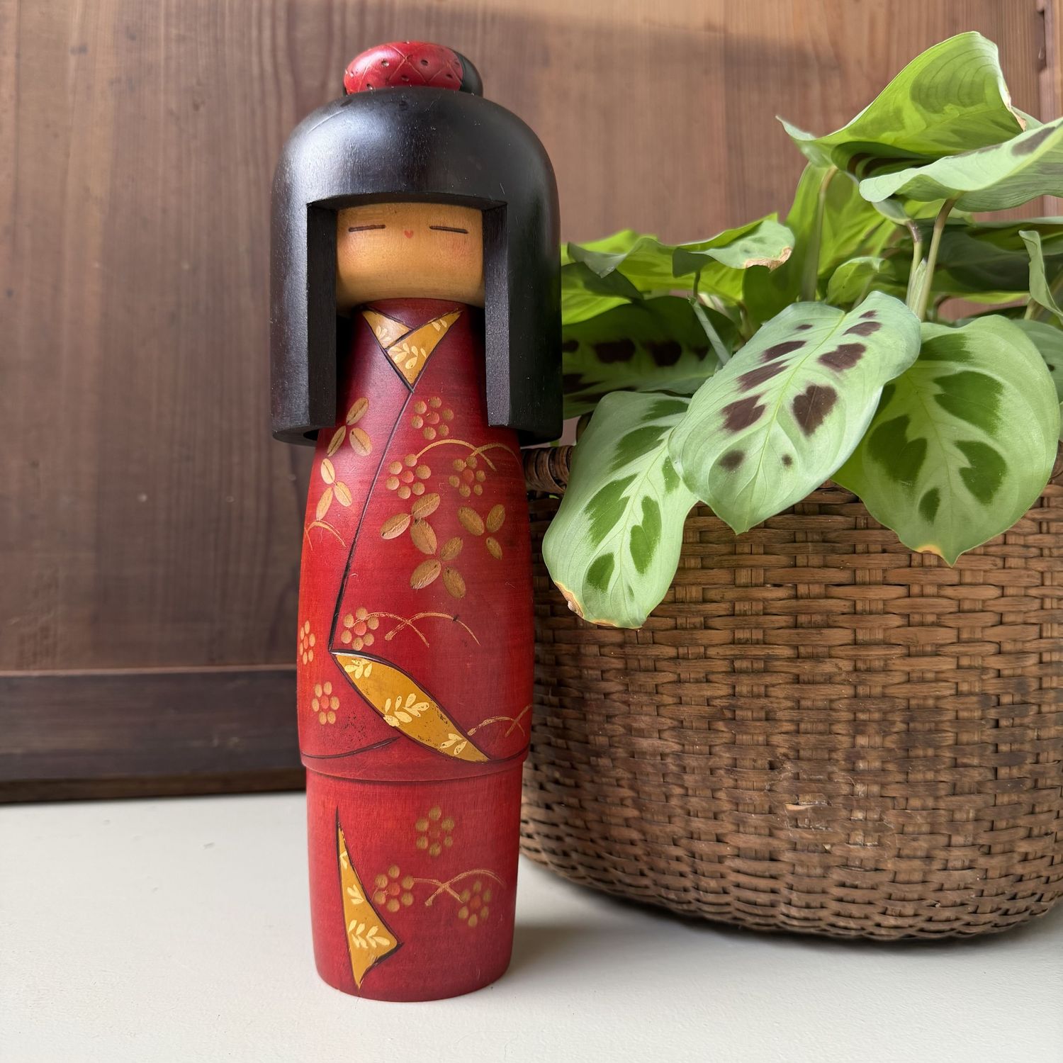 Vintage Japanse Kokeshi “Camellia Girl” door Kazuo Takamizawa, 1970s Vintage Japanse Kokeshi “Camellia Girl” door Kazuo Takamizawa, 1970s